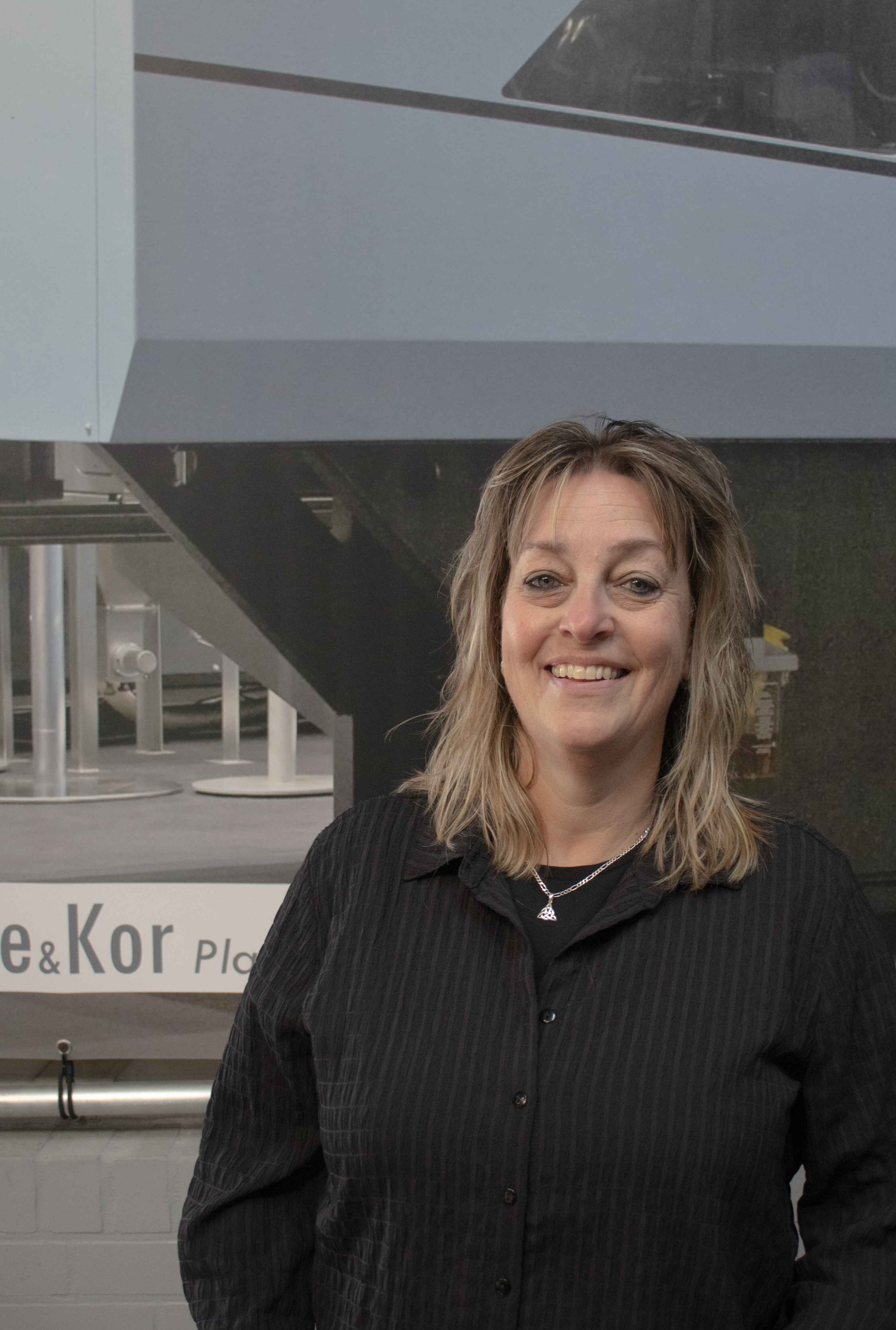 Medewerkster Christa Bruinink bij Thiele & Kor Pastics Machinery